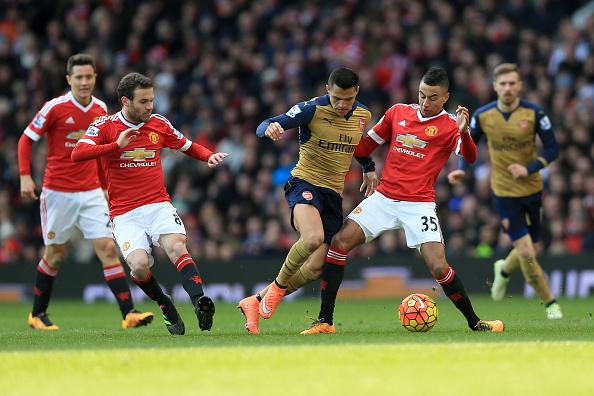 Alexis Sanchez (tengah) dikepung oleh beberapa pemain Man United. Copyright: INDOSPORT