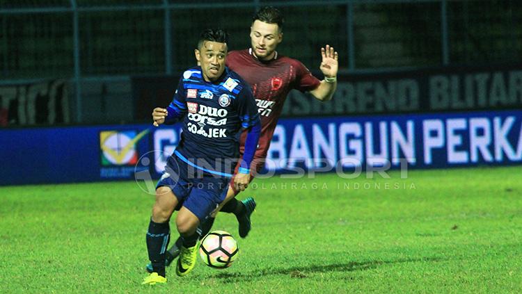 Beny Wahyudi saat berupaya lepas dari kawalan pemain Pavel Purishkin. Copyright: Ian Setiawan/INDOSPORT