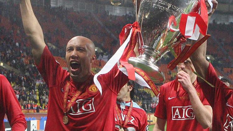 Mikael Silvestre saat memenangkan Liga Champions 2008. Copyright: Daily Mail