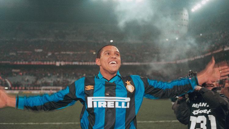 Roberto Carlos saat masih berseragam Inter Milan. Copyright: The Sun