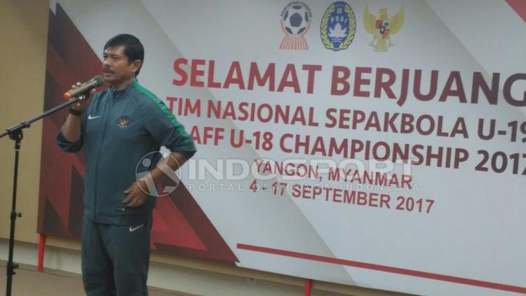 Indra Sjafri saat memberikan pidato sebelum ke Myanmar untuk mengikuti Piala AFF. Copyright: Petrus Manus Da Yerimon/INDOSPORT