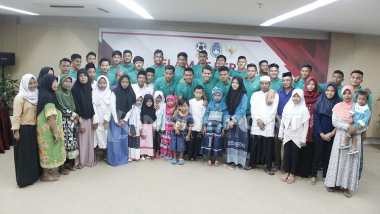 Timnas U-19 bersama anak yatim sebelum berangkat ke Myanmar. Copyright: Petrus Manus Da Yerimon/INDOSPORT