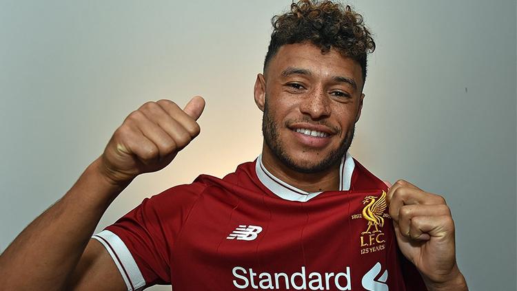 Alex Oxlade-Chamberlain saat diperkenalkan Liverpool.