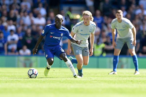 Ngolo Kante (kiri) saat melawan Everton. Copyright: INDOSPORT