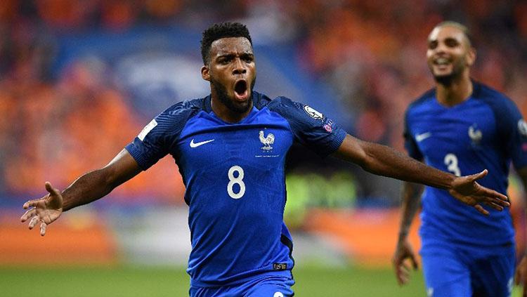 Selebrasi Thomas Lemar saat membobol gawang Belanda. Copyright: Daily Mail