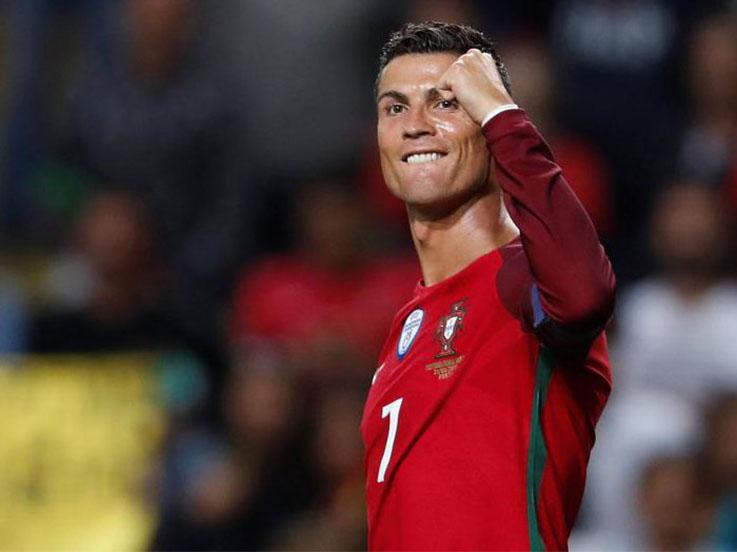 Cristiano Ronaldo catat hattrick untuk Portugal. Copyright: Twitter @SquawkaNews