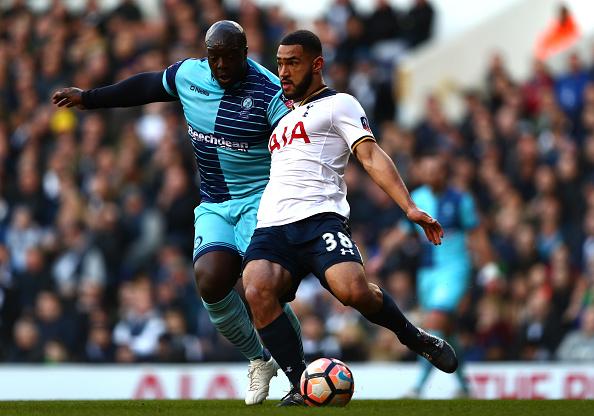 Adebayo Akinfenwa saat melawan Tottenham Hotspur. Copyright: INDOSPORT.