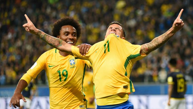 Philippe Coutinho melakukan selebrasi kala mencetak gol untuk Timnas Brasil. Copyright: INDOSPORT.