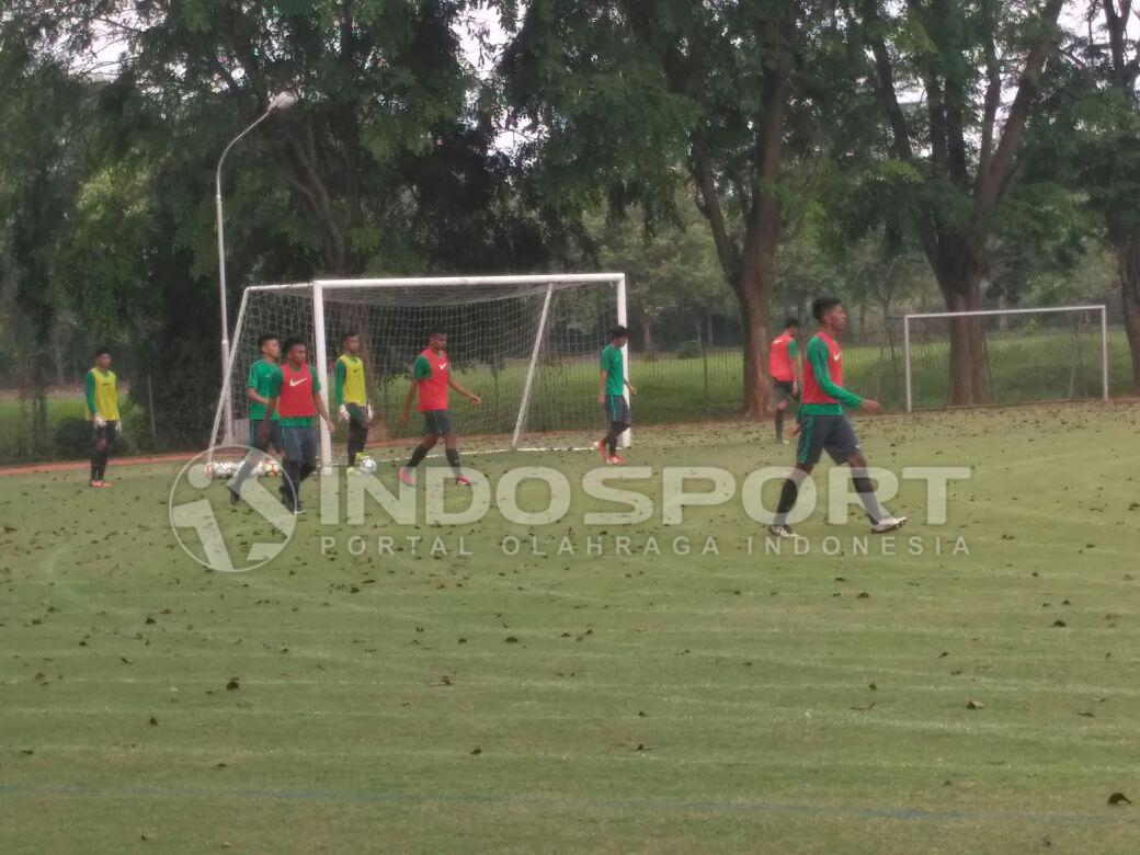 Skuat Timnas U-19 menjalani latihan di Lapangan Sekolah Pelita Harapan (SPH), Karawaci, Tangerang. Copyright: INDOSPORT/Petrus Manus Da Yerimon