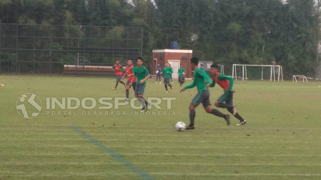 Skuat Timnas U-19 menjalani latihan di Lapangan Sekolah Pelita Harapan (SPH), Karawaci, Tangerang. Copyright: INDOSPORT/Petrus Manus Da Yerimon