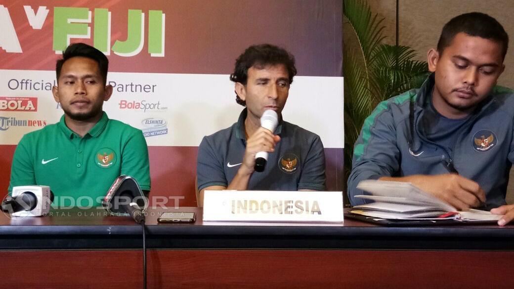 Luis Milla dalam konferensi pers jelang laga melawan Fiji. Copyright: INDOSPORT/Petrus Manus Da Yerimon