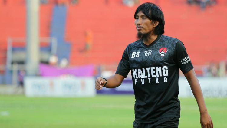 Budi Sudarsono menjalani peran baru sebagai asisten pelatih Kalteng Putra FC. Copyright: Ian Setiawan/INDOSPORT