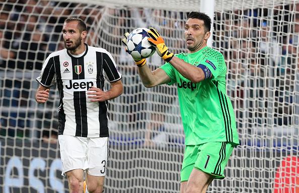 Giorgio Chiellini (kiri) dan Gianluigi Buffon, dua pemain bintang Juventus. Copyright: INDOSPORT