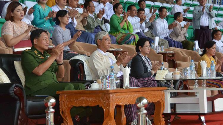 Min Aung Hlaing saat menonton sepakbola di Myanmar. Copyright: globalnewlightofmyanmar.com