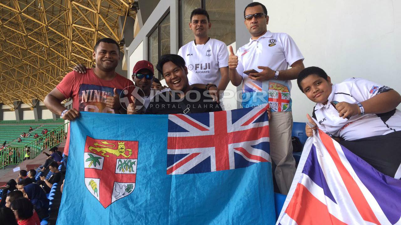 Fans Timnas Fiji yang hadir di Stadion Patriot. Copyright: INDOSPORT/Muhammad Adiyaksa