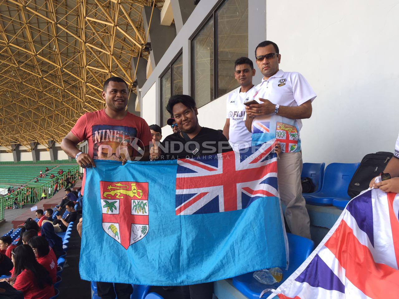 Fans Timnas Fiji yang hadir di Stadion Patriot. Copyright: INDOSPORT/Muhammad Adiyaksa