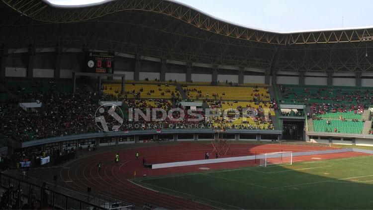 Kondisi Stadion Patriot. Copyright: INDOSPORT/Petrus Manus Da Yerimon