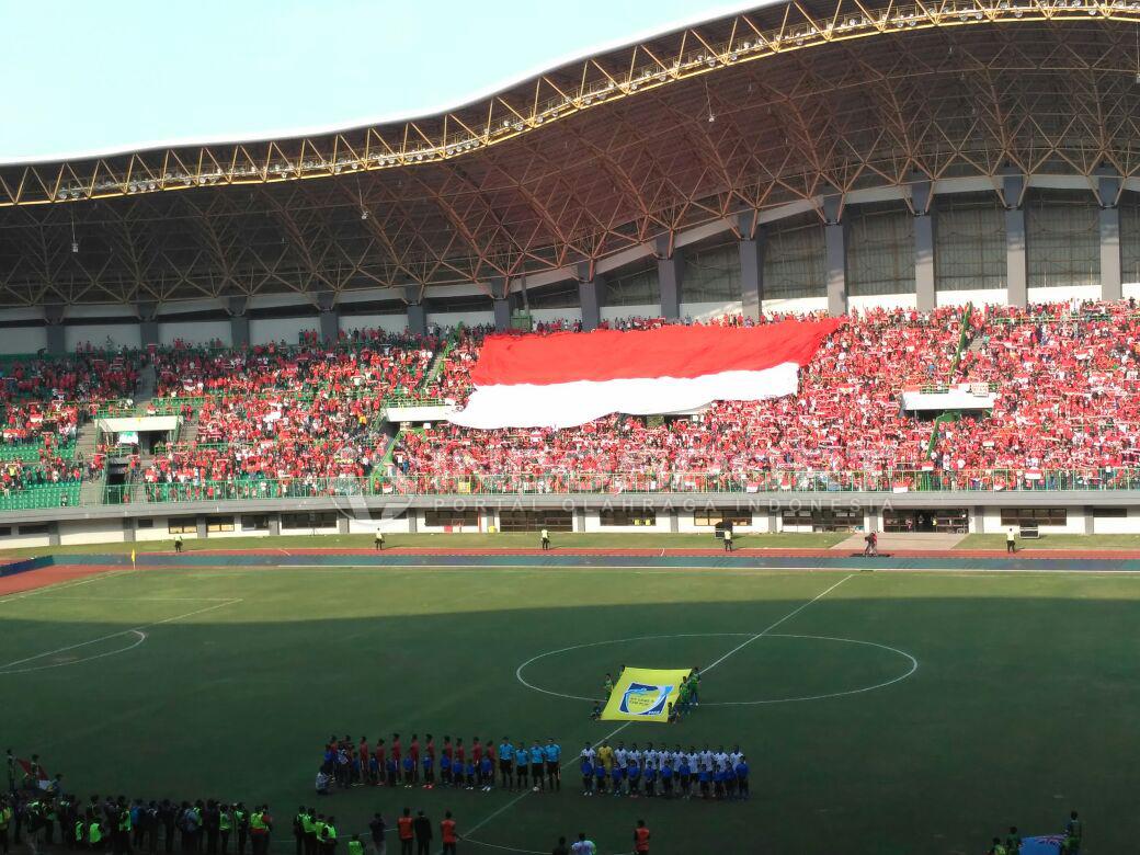 Suporter Indonesia yang hadir di Stadion Patriot, kala Timnas Indonesia melawan Timnas Fiji. Copyright: INDOSPORT/Petrus Manus DaYerimon