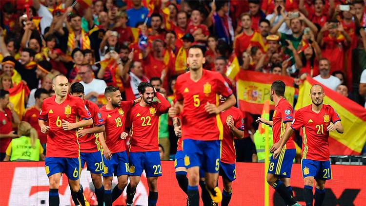Skuat Timnas Spanyol saat merayakan gol yang dicetak Isco. Copyright: INDOSPORT