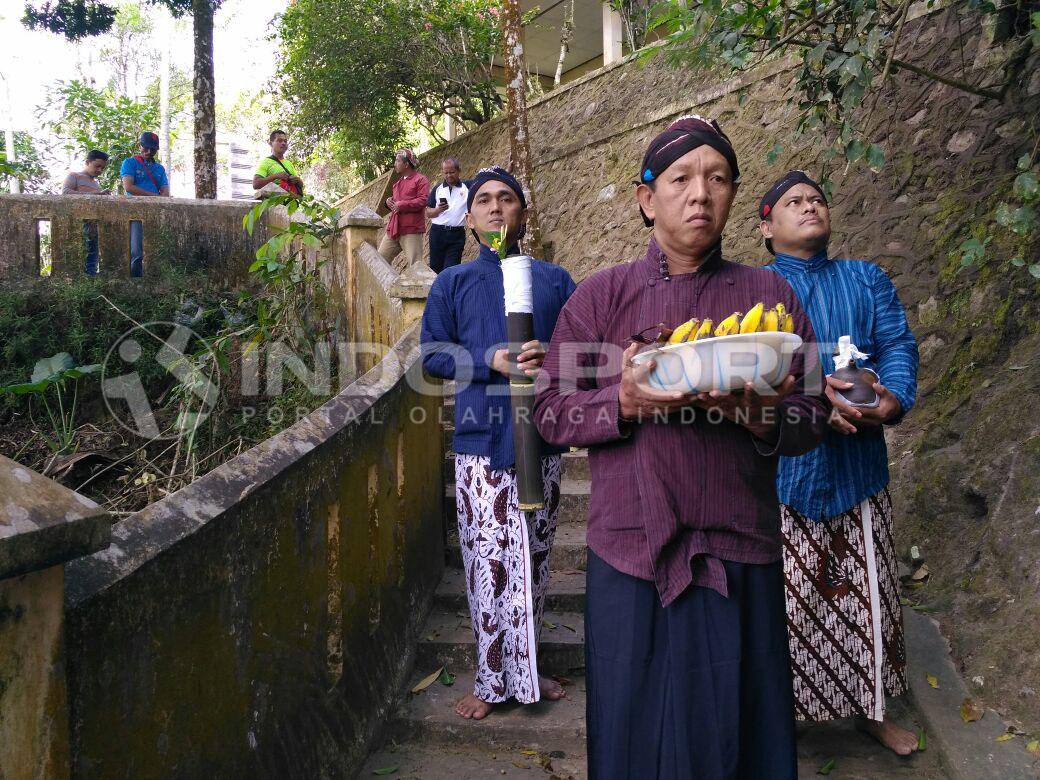 Salah satu proses pengambilan air dan tanah di GPN Kulon Progo. Copyright: Zainal Hasan/INDOSPORT