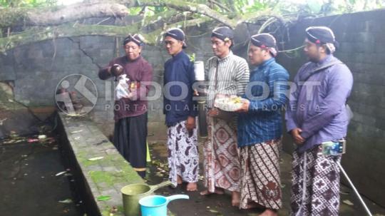 Proses pengambilan air dan tanah di GPN Kulon Progo. - INDOSPORT