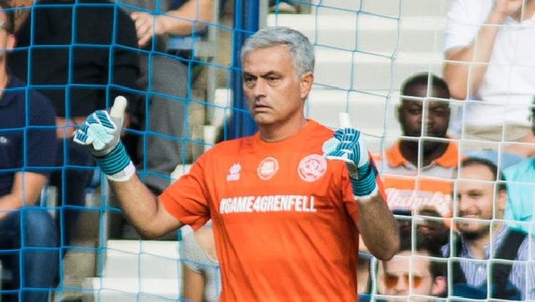 Pelatih Manchester United, Jose Mourinho saat menjadi kiper di laga amal. Copyright: Twitter