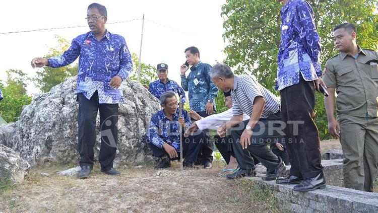 Persembahan tanah dan air di tempat berkumpulnya para wali. Copyright: Zainal Hasan/INDOSPORT