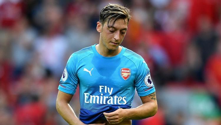 Mesut Ozil tertunduk lesu saat kalah dari Liverpool. Copyright: INDOSPORT