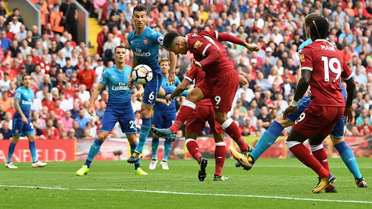 Duel antara pemain Liverpool (merah) melawan Arsenal. Copyright: INDOSPORT