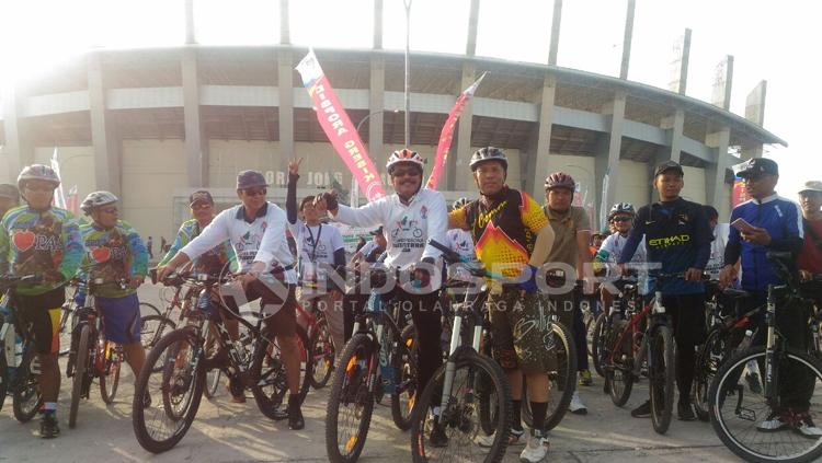 Foto bersama peserta Gowes Peson Nusantara dengan latar belakang Stadion Joko Samudro. - INDOSPORT
