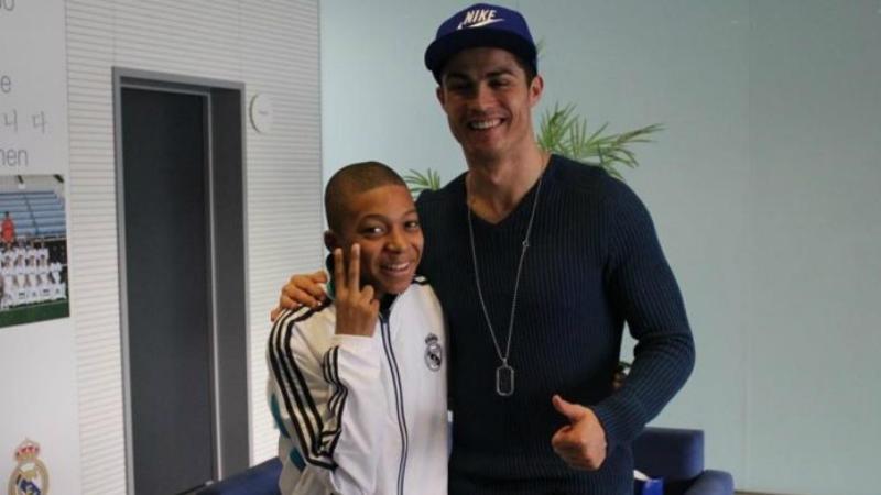 Kylian Mbappe muda, bersama dengan Cristiano Ronaldo. Copyright: Cristiano Ronaldo Daily