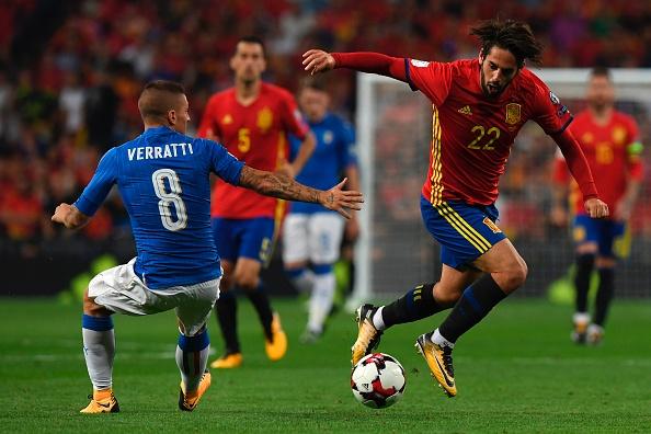 Isco tampak membuat Verratti terlihat kesulitan. Copyright: INDOSPORT