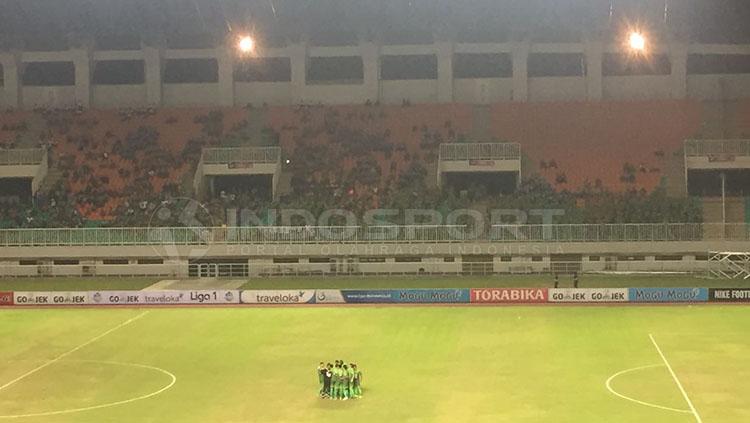 Kondisi Stadion Pakansari pasca pertandingan. Copyright: INDOSPORT/Muhammad Adiyaksa