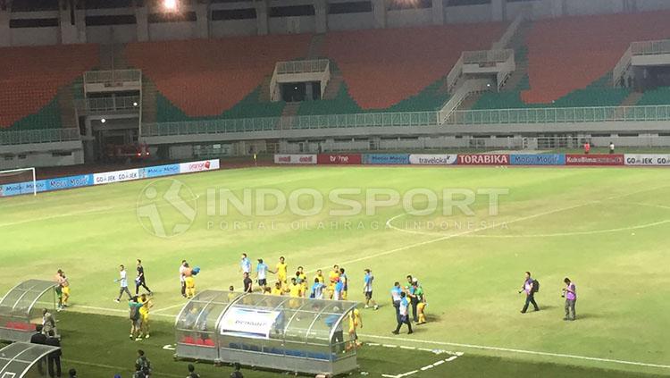 Kondisi Stadion Pakansari pasca pertandingan. Copyright: INDOSPORT/Muhammad Adiyaksa