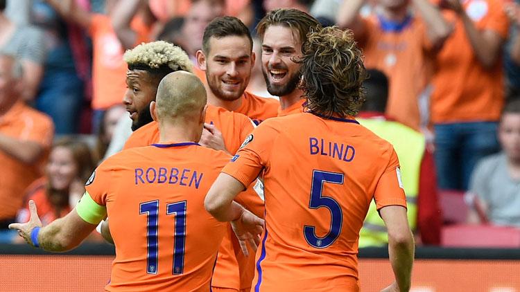 Selebrasi para pemain Belanda usai mencetak gol. Copyright: Twitter @SquawkaNews