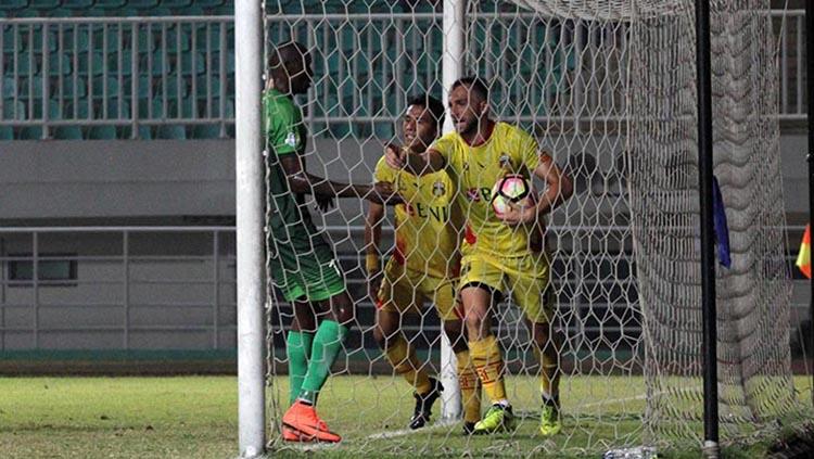 Selebrasi pemain Bhayangkara FC saat merayakan gol. Copyright: Bhayangkara FC