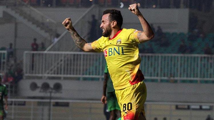 Aksi Paulo Sergio saat merayakan gol.