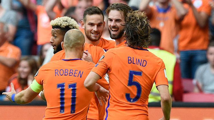 Selebrasi para pemain Belanda usai mencetak gol. Copyright: Twitter @SquawkaNews