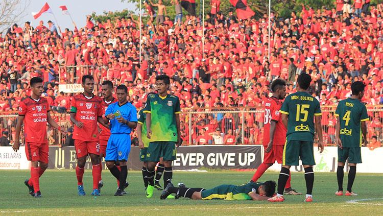 Para pemain Persijap Jepara saat memprotes keputusan wasit. Copyright: Persijap Jepara