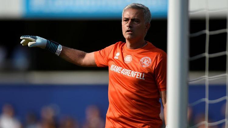 Jose Mourinho mencoba mengatur pertahanan timnya. Copyright: Indosport