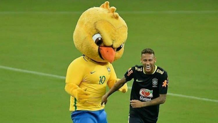 Neymar tertawa bahagia pasca menjaili maskot Timnas Brasil. Copyright: Twitter/@BrazilStat