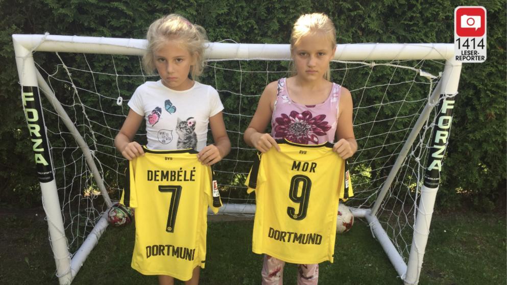 Dua penggemar Dortmund yang kecewa karena kaos yang diberikan Gotze tak bisa dipakai Copyright: http://m.bild.de