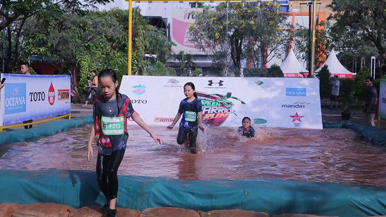 Salah satu obstacle yang harus dilalui peserta SWGR 2017. Copyright: Indosport