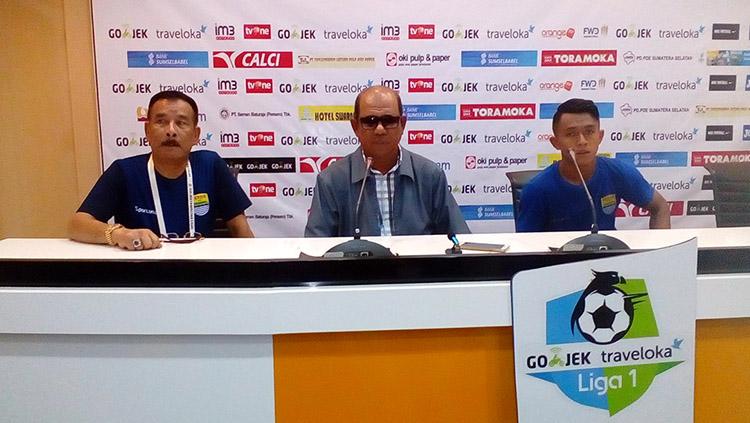 Pelatih Persib Bandung Emral Abus di konferensi pers usai pertandingan melawan Sriwijaya FC. Copyright: Indosport