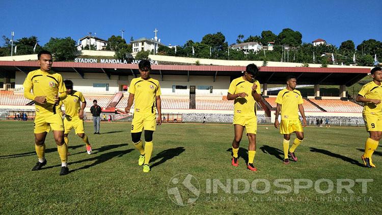 Skuat Semen Padang saat berlatih di Stadion Mandala, Jayapura. Copyright: Indosport/Taufik Hidayat