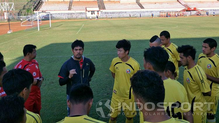 Nilmaizar terus memotivasi para pemain Semen Padang untuk bisa bangkit dari keterpurukan. Copyright: Indosport/Taufik Hidayat