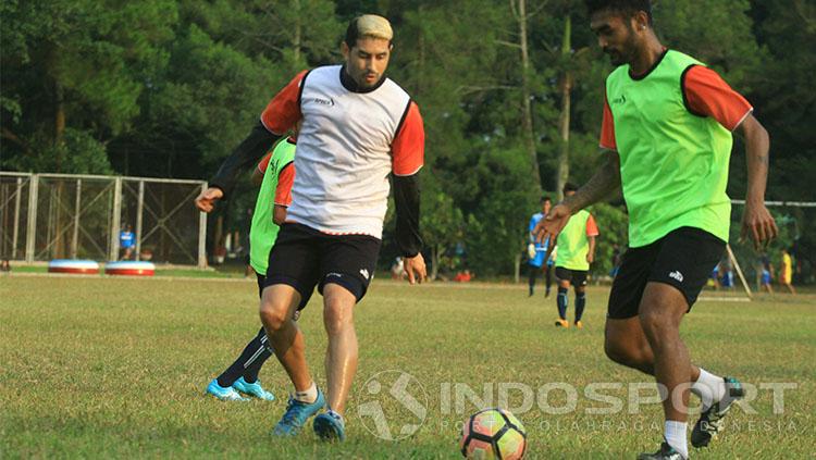 Esteban Vizcarra saat berlatih bersama skuat Arema FC. Copyright: Indosport/Ian Setiawan