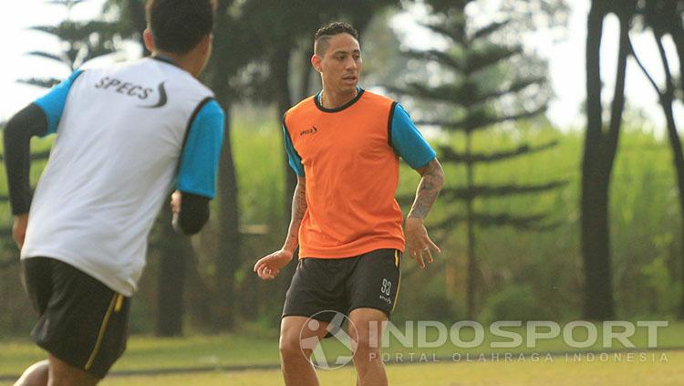 Juan Pablo Pino dan kawan-kawan terus menggeber persiapan Arema FC. Copyright: Indosport/Ian Setiawan