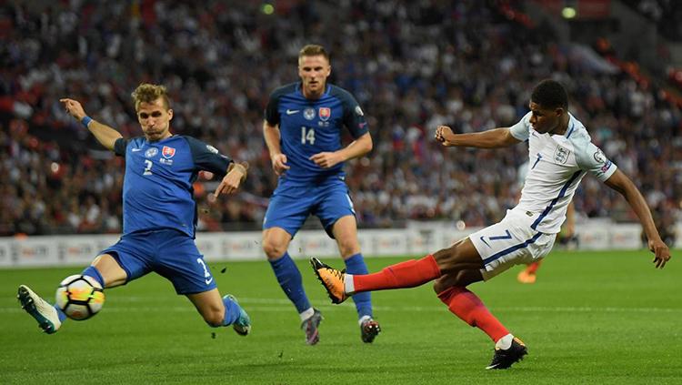 Tendangan Marcus Rashford masih bisa diblok pemain Slovakia. Copyright: Indosport