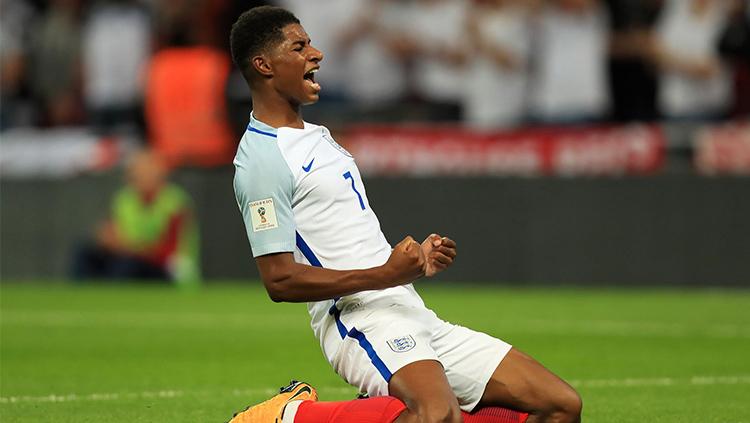 Gelandang Marcus Rashford melakukan selebrasi usai mencetak gol ke gawang Slovakia. Copyright: Indosport